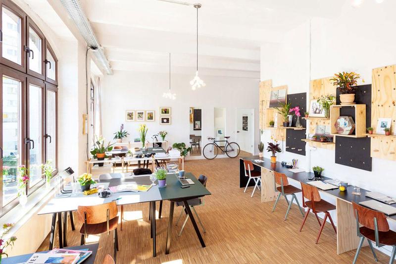  Doanh nghiệp có thể cân nhắc văn phòng truyền thống giúp làm việc riêng tư, được trang bị đầy đủ cơ sở vật chất 