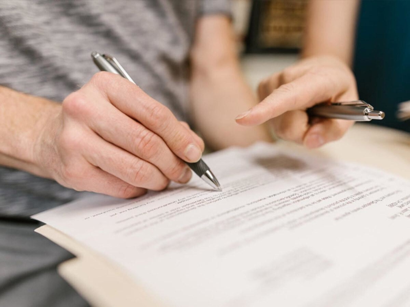 Các điều khoản trong hợp đồng ảnh hưởng đến quyền lợi và nghĩa vụ của cả bên thuê lẫn bên cho thuê