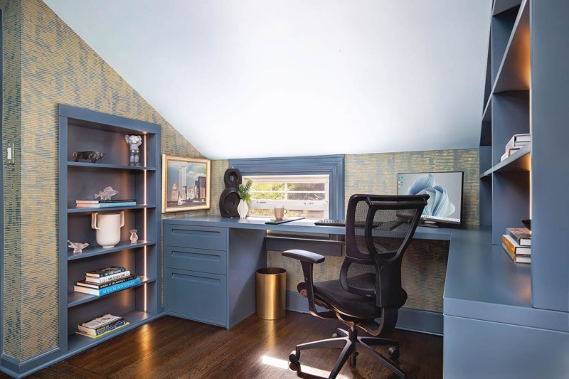 Ngồi quay lưng ra cửa khiến não của Canh Ngọ luôn cảnh giác, không tốt khi tập trung làm việc