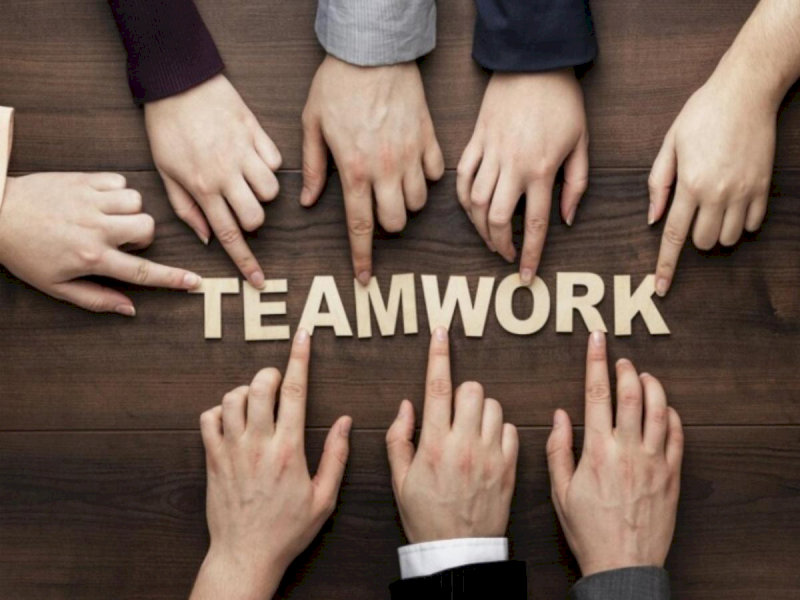 Doanh nghiệp có thể tổ chức các hoạt động team-building, workshop nhóm chung để tăng cường sự gắn kết