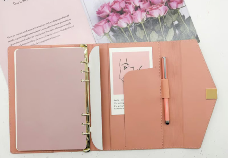 Bạn có thể lựa chọn sổ tay theo phong cách thanh lịch, hiện đại hoặc dễ thương tùy sở thích của đồng nghiệp