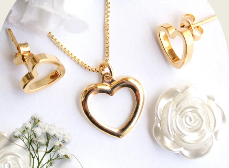 Đồ trang sức nhỏ xinh như vòng tay, dây chuyền hay khuyên tai là món quà tinh tế, thể hiện sự quan tâm và trân trọng