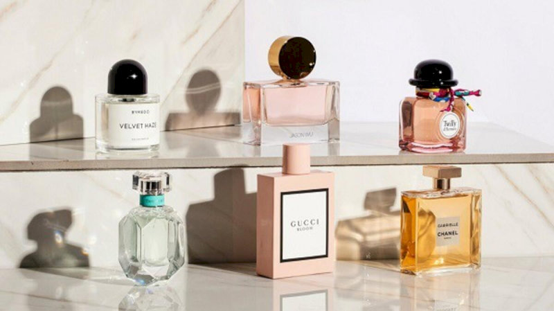 Nước hoa hoặc xịt thơm là món quà tinh tế, giúp đồng nghiệp nữ tạo dấu ấn riêng trong cuộc sống và công việc