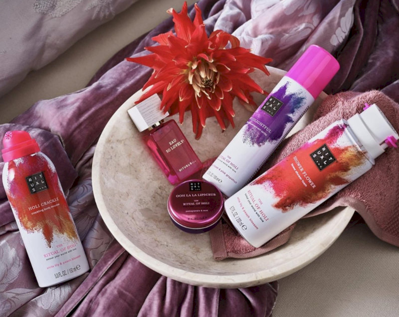 Khi chọn bộ quà tặng, hãy cân nhắc sản phẩm phù hợp với loại da hoặc sở thích cá nhân của đồng nghiệp