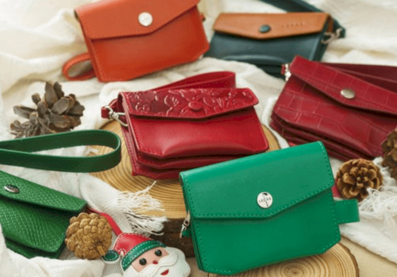 Túi xách nhỏ vừa thể hiện sự quan tâm đến nhu cầu thực tế, vừa tôn lên phong cách cá nhân của người nhận