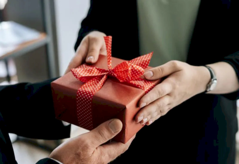 Việc tặng quà đúng cách sẽ giúp đồng nghiệp cảm nhận được sự quan tâm và ghi nhớ những khoảnh khắc đẹp này