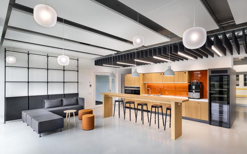 Diện tích khu vực pantry cần được tính toán dựa trên quy mô nhân sự và nhu cầu sử dụng