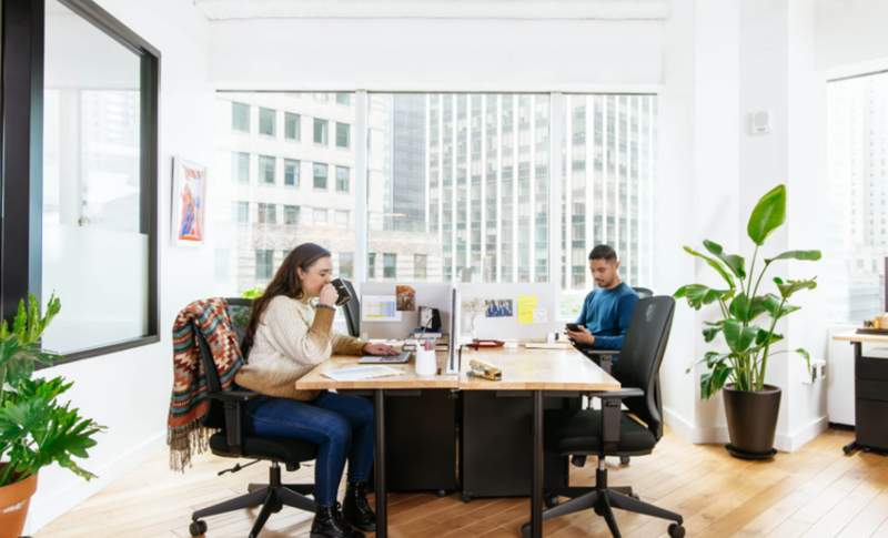 Dedicated Desk là mô hình cho thuê chỗ ngồi cố định trong không gian làm việc chung 